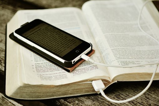 curso on-line igreja - celular em cima da bíblia
